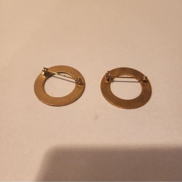 Vintage red and green 2 piece brooch set - Picture 2 of 2